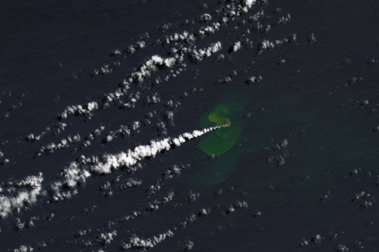 เกาะใหม่เกิดในมหาสมุทรแปซิฟิกสันเขาใต้ทะเลที่มหาสมุทร